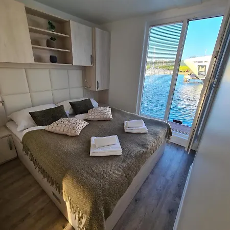 בית נופש Marina Seahouse Brina *