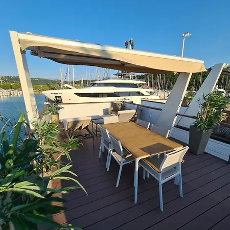 Marina Seahouse Brina Holiday home