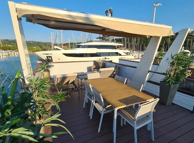 Marina Seahouse Brina Дом отдыха